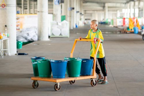 ภาพ No.322401:วันที่ 16 เมษายน พ.ศ.2569 การจัดเตรียมเบาะรองนอน เช็ดทำความสะอาด  เพื่องานถวายมหาสังฆทาน 40,000 กว่าวัดทั่วประเทศ วันคุ้มครองโลก 22 เมษายน พ.ศ.2569 วัดพระธรรมกาย