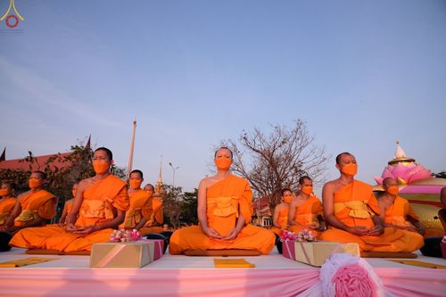ภาพ No.72022:พิธีตักบาตรพระธรรมยาตราฯ ในโครงการธรรมยาตรากตัญญูบูชา มหาปูชนียาจารย์ พระมงคลเทพมุนี(สด จนฺทสโร) พระผู้ปราบมาร ปีที่ 11 ณ อนุสรณ์สถานลำดับที่ 3 สถานที่เกิดใหม่ในเพศสมณะ วัดสองพี่น้อง อ.สองพี่น้อง จ.สุพรรณบุรี วันที่ 18 มกราคม พ.ศ. 2566