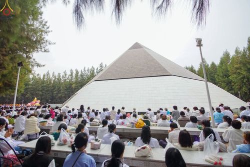 ภาพ No.69703:พิธีตักบาตรพระธรรมยาตราฯ ในโครงการธรรมยาตรากตัญญูบูชา มหาปูชนียาจารย์ พระมงคลเทพมุนี(สด จนฺทสโร) พระผู้ปราบมาร ปีที่ 11 ณ อนุสรณ์สถานลำดับที่ 1 สถานที่เกิดด้วยรูปกายเนื้อ อนุสรณ์สถานมหาวิหารพระมงคลเทพมุนี อ.สองพี่น้อง จ.สุพรรณบุรี