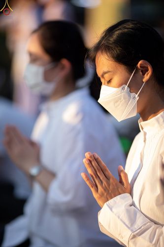 ภาพ No.73411:พิธีจุดประทีปถวายเป็นพุทธบูชา และบูชาธรรมมหาปูชนียาจารย์ ในโครงการธรรมยาตรากตัญญูบูชา มหาปูชนียาจารย์ พระมงคลเทพมุนี(สด จนฺทสโร) พระผู้ปราบมาร ปีที่ 11 ณ อนุสรณ์สถานลำดับที่ 4 สถานที่เกิดด้วยกายธรรม วัดโบสถ์ (บน) บางคูเวียง อ.บางกรวย จ.นนทบุรี วันที่ 21 