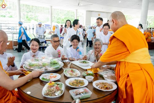 ภาพ No.328827:วันเสาร์ที่ 16 พฤษภาคม พ.ศ.2569 พิธีบุพเปตพลี ครั้งที่ 183 ร่วมอุทิศบุญแด่หมู่ญาติที่ล่วงลับไปแล้ว และสืบทอดอายุพระพุทธศาสนา ณ หอฉันคุณยายอาจารย์ฯ  วัดพระธรรมกาย
