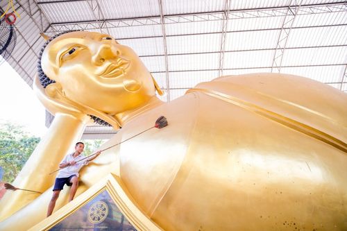 ภาพ No.71692:พระธรรมยาตรา ปฏิบัติศาสนกิจ ทำนุบำรุงศาสนสถาน, สวดธรรมจักร ,ปฏิบัติธรรม ร่วมกับชุมชน,นักเรียนเด็กดีวีสตาร์ และร่วมพิธีทอดผ้าป่าบำรุงศาสนสถาน ในโครงการธรรมยาตรากตัญญูบูชา มหาปูชนียาจารย์ พระมงคลเทพมุนี(สด จนฺทสโร) พระผู้ปราบมาร อนุสรณ์สถาน 7 แห่ง ปีที่ 11