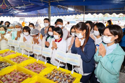 ภาพ No.74408:พิธีถวายภัตตาหารเป็นสังฆทาน แด่คณะพระธรรมยาตราฯ ในโครงการธรรมยาตรากตัญญูบูชา มหาปูชนียาจารย์ พระมงคลเทพมุนี(สด จนฺทสโร) พระผู้ปราบมาร อนุสรณ์สถาน 7 แห่ง ปีที่ 11 วันที่ 26 มกราคม พ.ศ. 2566