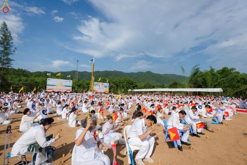 ภาพ No.331698:วันพุธที่ ๓ มิถุนายน พ.ศ.๒๕๖๙ พิธีทอดผ้าป่า ปฏิบัติธรรมกลั่นแผ่นดิน พิธีโปรยรัตนชาติ  และ พิธีตอกเสาเข็ม มงคลต้นแรก สถาปนา "องค์พระเจดีย์เพื่อสร้างสันติภาพโลก"  องค์แรก ครั้งแรกของลำปาง ประตูสู่ภาคเหนือ  ณ ศูนย์ปฏิบัติธรรมเถินเทิดธรรม อ.เถิน จ.ลำปาง