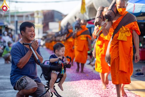 ภาพ No.106163:พิธีต้อนรับพระธรรมยาตรา ชุด 2 ในโครงการธรรมยาตรากตัญญูบูชา มหาปูชนียาจารย์  พระมงคลเทพมุนี(สด จนฺทสโร) พระผู้ปราบมาร  อนุสรณ์สถาน 7 แห่ง ปีที่ 12  วันที่ 3 มกราคม พ.ศ. 2567  ณ อนุสรณ์สถานโลตัสแลนด์ จ.สุพรรณบุรี