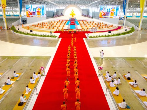 ภาพ No.338968:วันอาทิตย์ที่ 12 กรกฎาคม พ.ศ.2569 พิธีมุทิตาผู้สอบได้เปรียญธรรม ประโยค 1-2 ถึง ป.ธ.9 และ บ.ศ.1-2 ถึง บ.ศ.6 สำนักศาสนศึกษาวัดพระธรรมกาย ประจำปี 2569, พิธีมอบตราตั้งแต่งตั้งอาจารย์ใหญ่ สำนักศาสนศึกษาวัดพระธรรมกาย