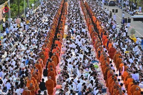 ภาพ No.281533:วันอาทิตย์ที่ 28 ธันวาคม พ.ศ.2568 ตักบาตรพระ 1000 รูป ปีที่ 1 ทำบุญเมืองสตูลส่งท้ายปี ณ หน้าโรงเรียนสตูลวิทยา จ.สตูล