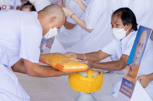 ภาพ No.63923:พิธีขอขมาและมอบผ้าไตรแด่นาคธรรมทายาท โครงการอุปสมบทบูชาธรรมมหาปูชนียาจารย์ วันอาทิตย์ที่ 20 พฤศจิกายน พ.ศ. 2565
