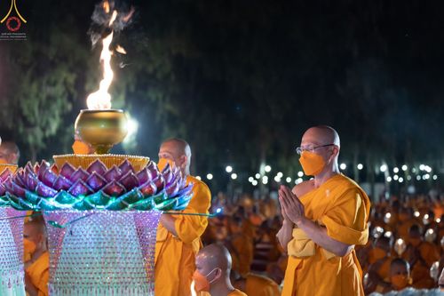 ภาพ No.69355:พิธีจุดประทีปถวายเป็นพุทธบูชา และบูชาธรรมมหาปูชนียาจารย์ ในโครงการธรรมยาตรากตัญญูบูชา มหาปูชนียาจารย์ พระมงคลเทพมุนี(สด จนฺทสโร) พระผู้ปราบมาร ปีที่ 11 ณ อนุสรณ์สถานมหาวิหารพระมงคลเทพมุนี อ.สองพี่น้อง จ.สุพรรณบุรี