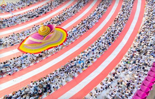 ภาพ No.302612:วันที่ 24 มกราคม พ.ศ. 2569 พิธีตักบาตรพระธรรมยาตรา(ภาพชุดที่ 2) ณ อนุสรณ์สถานลำดับที่ 5 สถานที่เผยแผ่วิชชาธรรมกายครั้งแรก อนุสรณ์สถานบางปลา วัดบางปลา อำเภอบางเลน จังหวัดนครปฐม ในโครงการธรรมยาตรา กตัญญูบูชา มหาปูชนียาจารย์ พระมงคลเทพมุนี(สด จนฺทสโร) พระผู