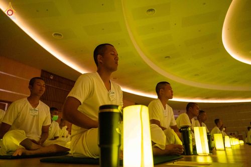 ภาพ No.341577:วันที่ 26 กรกฎาคม พ.ศ. 2569 โครงการพัฒนาคุณธรรม จริยธรรม สำหรับนักเรียนนายสิบตำรวจ (นสต.) รุ่นที่ 17 ศูนย์ฝึกอบรมตำรวจภูธรภาค 1 ได้จัดกิจกรรม  จุดเทียนรวมใจและปฏิบัติธรรมเจริญสมาธิภาวนา เพื่อน้อมอุทิศถวายเป็นพระราชกุศลฯ ณ ศูนย์ปฏิบัติธรรมเวิล์ดพีช วัลเล่
