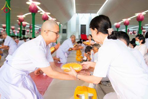 ภาพ No.298183:วันเสาร์ที่ 17 มกราคม พ.ศ. 2569 พิธีบรรพชาอุปสมบท โครงการอุปสมบทหมู่ บูชาธรรมครบ 117 ปี คุณยายอาจารย์มหารัตนอุบาสิกาจันทร์ ขนนกยูง  ณ อุโบสถพระไตรปิฎก วัดพระธรรมกาย