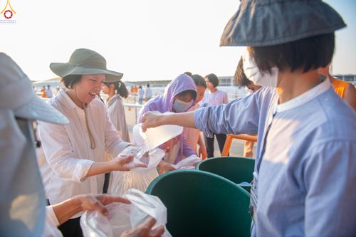 ภาพ No.321249:วันที่ 10-11 เมษายน พ.ศ.2569 การเตรียมกล่องไทยธรรม และการติดผ้ารับประเคน เพื่องานถวายมหาสังฆทาน 40,000 กว่าวัดทั่วประเทศ วันคุ้มครองโลก 22 เมษายน พ.ศ.2569 วัดพระธรรมกาย