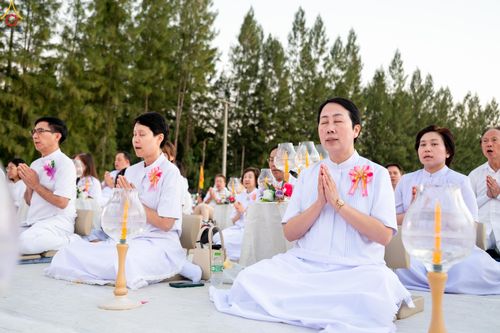 ภาพ No.292059:วันที่ 10 มกราคม พ.ศ. 2569 พิธีจุดประทีปถวายเป็นพุทธบูชา และบูชาธรรมมหาปูชนียาจารย์  ณ อนุสรณ์สถานคลองบางนางแท่น อ.สามพราน จ.นครปฐม ในโครงการธรรมยาตรา กตัญญูบูชา มหาปูชนียาจารย์ พระมงคลเทพมุนี(สด จนฺทสโร) พระผู้ปราบมาร อนุสรณ์สถาน 7 แห่ง ปีที่ 14