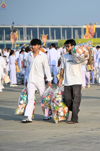 ภาพ No.279938:วันที่ 1 มกราคม พ.ศ.2569 พิธีตักบาตรในวันขึ้นปีใหม่ ณ ลานธรรม วัดพระธรรมกาย