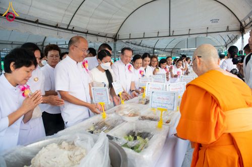 ภาพ No.297960:วันที่ 19 มกราคม พ.ศ. 2569 พิธีถวายภัตตาหารเป็นสังฆทาน แด่พระธรรมยาตรา ณ อนุสรณ์สถานบางปลา วัดบางปลา อำเภอบางเลน จังหวัดนครปฐม ในโครงการธรรมยาตรา กตัญญูบูชา มหาปูชนียาจารย์ พระมงคลเทพมุนี(สด จนฺทสโร) พระผู้ปราบมาร อนุสรณ์สถาน 7 แห่ง ปีที่ 14