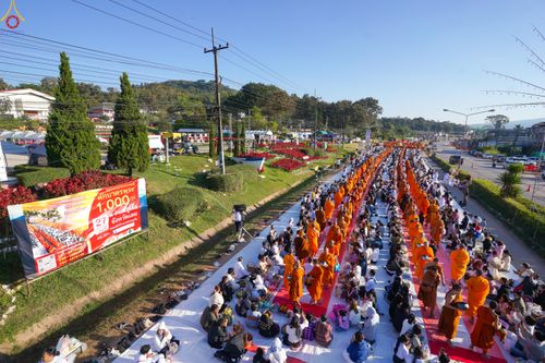 ภาพ No.281415:วันเสาร์ที่ 27 ธันวาคม พ.ศ.2568 พิธีตักบาตรพระ ๑,๐๐๐ รูป   เพื่อความเป็นสิริมงคลแก่ชีวิตและแผ่นดินไทย  มหากุศลครั้งยิ่งใหญ่แห่งปี ส่งท้ายปีเก่า ต้อนรับปีใหม่  ณ ถนนหน้าที่ว่าการอำเภอภูเรือ จังหวัดเลย