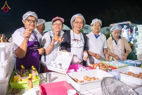 ภาพ No.287976:วันที่ 4 มกราคม พ.ศ. 2569 พิธีถวายภัตตาหารเป็นสังฆทาน แด่พระธรรมยาตรา ในโครงการธรรมยาตรา กตัญญูบูชา มหาปูชนียาจารย์ พระมงคลเทพมุนี(สด จนฺทสโร) พระผู้ปราบมาร อนุสรณ์สถาน 7 แห่ง ปีที่ 14 ณ อนุสรณ์สถานมหาวิหารพระมงคลเทพมุนี (โลตัสแลนด์) อ.สองพี่น้อง จ.สุพรร