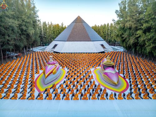 ภาพ No.288425:วันที่ 4 มกราคม พ.ศ. 2569 พระธรรมยาตราปฏิบัติธรรม และถ่ายภาพหมู่ประวัติศาสตร์ ในโครงการธรรมยาตรา กตัญญูบูชา มหาปูชนียาจารย์ พระมงคลเทพมุนี(สด จนฺทสโร) พระผู้ปราบมาร อนุสรณ์สถาน 7 แห่ง ปีที่ 14 ณ อนุสรณ์สถานมหาวิหารพระมงคลเทพมุนี (โลตัสแลนด์) อ.สองพี่น้อง