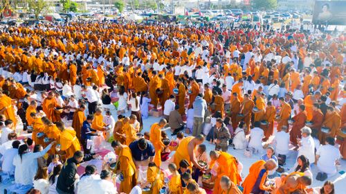 ภาพ No.280257:วันอังคารที่ ๓๐ ธันวาคม พ.ศ. ๒๕๖๘ พิธีตักบาตรพระ ๑,๐๖๙ รูป จังหวัดกาฬสินธุ์   ณ บริเวณสนามหน้าศาลากลาง จังหวัดกาฬสินธุ์ (หลังเก่า)