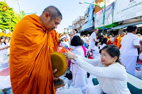 ภาพ No.311239:วันเสาร์ที่ 28 กุมภาพันธ์ พ.ศ. 2569 พิธีตักบาตรพระมหากุศล 11,250 รูป เฉลิมฉลอง 1,250 ปีศรีธรรมราชเจดีย์ สู่มรดกโลก ณ ถนนราชดำเนิน บริเวณหน้าวัดพระมหาธาตุวรมหาวิหาร อ.เมือง จ.นครศรีธรรมราช