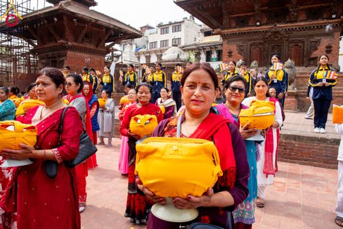 ภาพ No.313509:วันพฤหัสบดีที่ 12 มีนาคม พ.ศ. 2569 ขบวนแห่นาคธรรมทายาทในโครงการบรรพชาสามเณร 500 รูป  จาก นาคบาฮาล (Nagbahal) สู่จัตุรัสปาทัน (Patan Durbar Square) ประเทศเนปาล