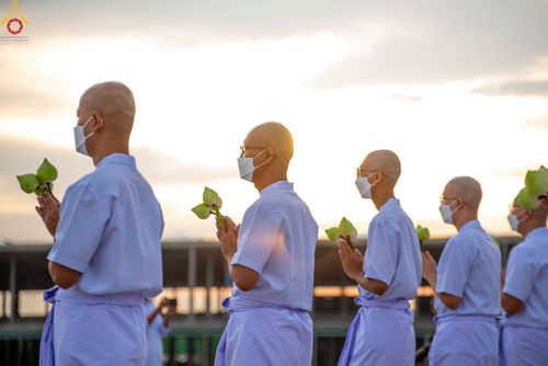 ภาพ No.84038:พิธีเวียนประทักษิณ พิธีวันทาเจดีย์ พิธีขอขมา และมอบผ้าไตร  ในโครงการบรรพชาอุปสมบทหมู่ธรรมทายาทรุ่นเข้าพรรษา และโครงการบรรพชาสามเณรโรงเรียนนานาชาติ รุ่นที่12 ในวันเสาร์ที่ 22 กรกฎาคม พ.ศ. 2566