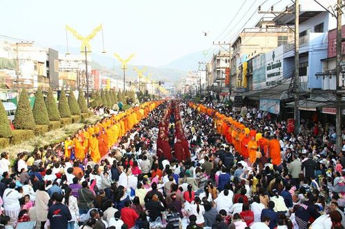 ภาพ No.15826:ประมวลภาพตักบาตรพระ 3 แผ่นดิน พระ 10,000 รูป ปีที่ 2 จ.เชียงราย