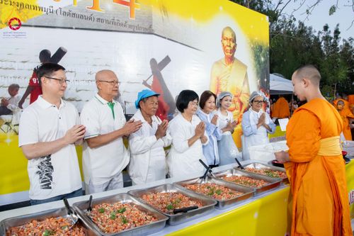 ภาพ No.288036:วันที่ 4 มกราคม พ.ศ. 2569 พิธีถวายภัตตาหารเป็นสังฆทาน แด่พระธรรมยาตรา ในโครงการธรรมยาตรา กตัญญูบูชา มหาปูชนียาจารย์ พระมงคลเทพมุนี(สด จนฺทสโร) พระผู้ปราบมาร อนุสรณ์สถาน 7 แห่ง ปีที่ 14 ณ อนุสรณ์สถานมหาวิหารพระมงคลเทพมุนี (โลตัสแลนด์) อ.สองพี่น้อง จ.สุพรร