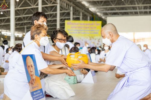 ภาพ No.63925:พิธีขอขมาและมอบผ้าไตรแด่นาคธรรมทายาท โครงการอุปสมบทบูชาธรรมมหาปูชนียาจารย์ วันอาทิตย์ที่ 20 พฤศจิกายน พ.ศ. 2565