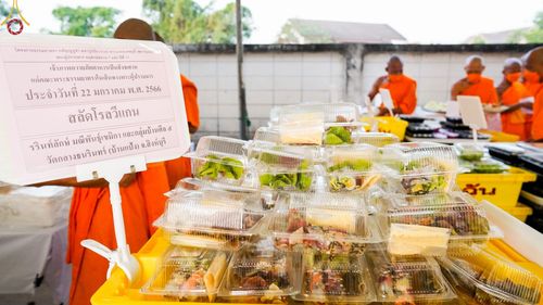 ภาพ No.73794:พิธีถวายภัตตาหารเป็นสังฆทาน แด่คณะพระธรรมยาตราฯ ในโครงการธรรมยาตรากตัญญูบูชา มหาปูชนียาจารย์ พระมงคลเทพมุนี(สด จนฺทสโร) พระผู้ปราบมาร อนุสรณ์สถาน 7 แห่ง ปีที่ 11 วันที่ 22 มกราคม พ.ศ. 2566