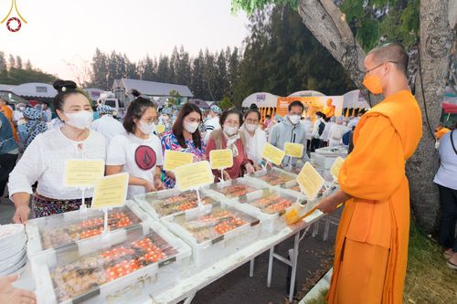 ภาพ No.71466:พิธีถวายภัตตาหารเป็นสังฆทาน แด่คณะพระธรรมยาตราฯ ในโครงการธรรมยาตรากตัญญูบูชา มหาปูชนียาจารย์ พระมงคลเทพมุนี(สด จนฺทสโร) พระผู้ปราบมาร อนุสรณ์สถาน 7 แห่ง ปีที่ 11 วันที่ 16 มกราคม พ.ศ. 2566