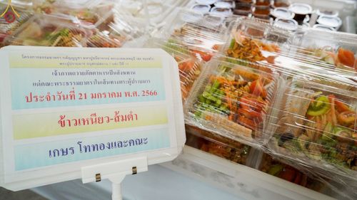 ภาพ No.73083:พิธีถวายภัตตาหารเป็นสังฆทาน แด่คณะพระธรรมยาตราฯ ในโครงการธรรมยาตรากตัญญูบูชา มหาปูชนียาจารย์ พระมงคลเทพมุนี(สด จนฺทสโร) พระผู้ปราบมาร อนุสรณ์สถาน 7 แห่ง ปีที่ 11 วันที่ 21 มกราคม พ.ศ. 2566