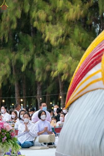 ภาพ No.69705:พิธีตักบาตรพระธรรมยาตราฯ ในโครงการธรรมยาตรากตัญญูบูชา มหาปูชนียาจารย์ พระมงคลเทพมุนี(สด จนฺทสโร) พระผู้ปราบมาร ปีที่ 11 ณ อนุสรณ์สถานลำดับที่ 1 สถานที่เกิดด้วยรูปกายเนื้อ อนุสรณ์สถานมหาวิหารพระมงคลเทพมุนี อ.สองพี่น้อง จ.สุพรรณบุรี