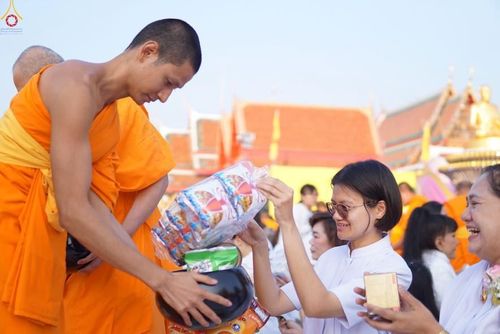 ภาพ No.294493:วันที่ 14 มกราคม พ.ศ. 2569 พิธีตักบาตรพระธรรมยาตรา ณ วัดสองพี่น้อง ต.ต้นตาล อ.สองพี่น้อง จ.สุพรรณบุรี ในโครงการธรรมยาตรา กตัญญูบูชา มหาปูชนียาจารย์ พระมงคลเทพมุนี(สด จนฺทสโร) พระผู้ปราบมาร อนุสรณ์สถาน 7 แห่ง ปีที่ 14