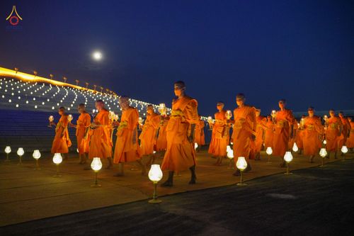 ภาพ No.81799:พิธีจุดวิสาขประทีปและเวียนประทักษิณ เนื่องในวันวิสาขบูชา วันเสาร์ที่ 3 มิถุนายน 2566 ณ ลานธรรมพระมหาธรรมกายเจดีย์ วัดพระธรรมกาย จ.ปทุมธานี