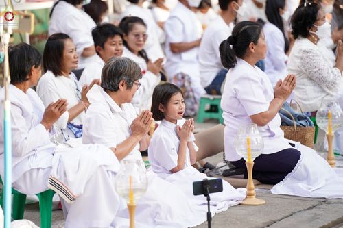 ภาพ No.73413:พิธีจุดประทีปถวายเป็นพุทธบูชา และบูชาธรรมมหาปูชนียาจารย์ ในโครงการธรรมยาตรากตัญญูบูชา มหาปูชนียาจารย์ พระมงคลเทพมุนี(สด จนฺทสโร) พระผู้ปราบมาร ปีที่ 11 ณ อนุสรณ์สถานลำดับที่ 4 สถานที่เกิดด้วยกายธรรม วัดโบสถ์ (บน) บางคูเวียง อ.บางกรวย จ.นนทบุรี วันที่ 21 