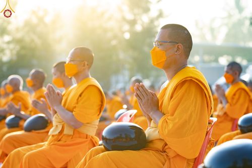 ภาพ No.70552:พิธีตักบาตรพระธรรมยาตราฯ ในโครงการธรรมยาตรากตัญญูบูชา มหาปูชนียาจารย์ พระมงคลเทพมุนี(สด จนฺทสโร) พระผู้ปราบมาร ปีที่ 11 ณ อนุสรณ์สถานลำดับที่ 2 สถานที่ตั้งมโนปณิธานบวชตลอดชีวิต อนุสรณ์สถานคลองบางนางแท่น อ.สามพราน จ.นครปฐม วันที่ 14 มกราคม พ.ศ. 2566