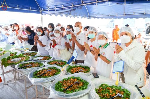 ภาพ No.74537:พิธีถวายภัตตาหารเป็นสังฆทาน แด่คณะพระธรรมยาตราฯ ในโครงการธรรมยาตรากตัญญูบูชา มหาปูชนียาจารย์ พระมงคลเทพมุนี(สด จนฺทสโร) พระผู้ปราบมาร อนุสรณ์สถาน 7 แห่ง ปีที่ 11 วันที่ 27 มกราคม พ.ศ. 2566