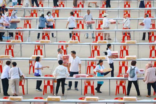 ภาพ No.322591:วันที่ 17 เมษายน พ.ศ.2569 การเรียงกล่องไทยธรรม เรียงน้ำดื่ม เรียงร่ม ณ ลานธรรมพระมหาธรรมกายเจดีย์ เพื่องานถวายมหาสังฆทาน 40,000 กว่าวัดทั่วประเทศ วันคุ้มครองโลก 22 เมษายน พ.ศ.2569 วัดพระธรรมกาย