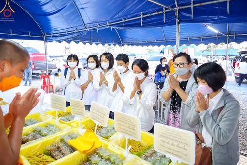 ภาพ No.74632:พิธีถวายภัตตาหารเป็นสังฆทาน แด่คณะพระธรรมยาตราฯ ในโครงการธรรมยาตรากตัญญูบูชา มหาปูชนียาจารย์ พระมงคลเทพมุนี(สด จนฺทสโร) พระผู้ปราบมาร อนุสรณ์สถาน 7 แห่ง ปีที่ 11 วันที่ 28 มกราคม พ.ศ. 2566