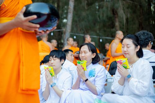 ภาพ No.289380:วันที่ 7 มกราคม พ.ศ. 2569 พิธีตักบาตรพระธรรมยาตรา ณ อนุสรณ์สถานลำดับที่ 1 สถานที่เกิดด้วยรูปกายเนื้อ อนุสรณ์สถานมหาวิหารพระมงคลเทพมุนี (โลตัสแลนด์) อ.สองพี่น้อง จ.สุพรรณบุรี ในโครงการธรรมยาตรา กตัญญูบูชา มหาปูชนียาจารย์ พระมงคลเทพมุนี(สด จนฺทสโร) พระผู้ป