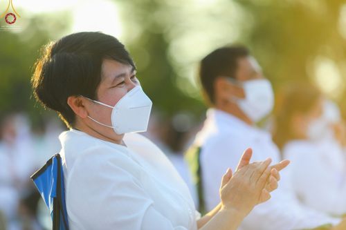 ภาพ No.70198:พิธีจุดประทีปถวายเป็นพุทธบูชา และบูชาธรรมมหาปูชนียาจารย์ ในโครงการธรรมยาตรากตัญญูบูชา มหาปูชนียาจารย์ พระมงคลเทพมุนี(สด จนฺทสโร) พระผู้ปราบมาร ปีที่ 11 ณ อนุสรณ์สถานลำดับที่ 2 สถานที่ตั้งมโนปณิธานบวชตลอดชีวิต อนุสรณ์สถานคลองบางนางแท่น อ.สามพราน จ.นครปฐม 