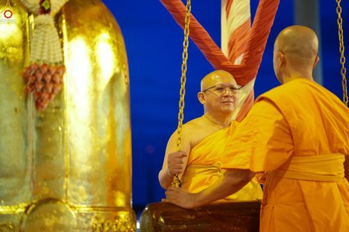 ภาพ No.345926:วันพฤหัสบดีที่ 27 สิงหาคม พ.ศ.2569 พิธีฉลองชัยสวดมนต์บทธัมมจักกัปปวัตตนสูตร 8,657,585,858 จบ ณ มหารัตนวิหารคด วัดพระธรรมกาย