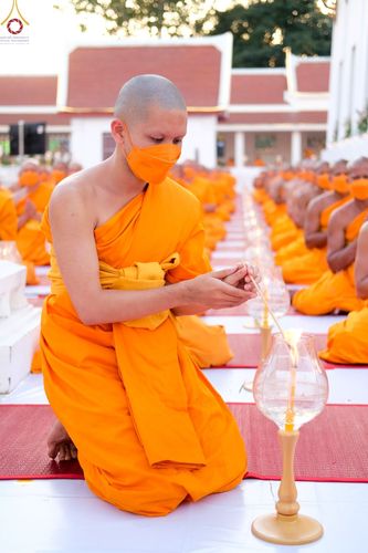 ภาพ No.73270:พิธีจุดประทีปถวายเป็นพุทธบูชา และบูชาธรรมมหาปูชนียาจารย์ ในโครงการธรรมยาตรากตัญญูบูชา มหาปูชนียาจารย์ พระมงคลเทพมุนี(สด จนฺทสโร) พระผู้ปราบมาร ปีที่ 11 ณ อนุสรณ์สถานลำดับที่ 4 สถานที่เกิดด้วยกายธรรม วัดโบสถ์ (บน) บางคูเวียง อ.บางกรวย จ.นนทบุรี วันที่ 21 