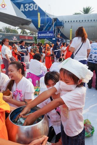 ภาพ No.321069:วันอาทิตย์ที่ ๑๒ เมษายน พ.ศ ๒๕๖๙ พิธีตักบาตรปี๋ใหม่เมืองพระภิกษุสงฆ์ ๓๓๙ รูป  อุทิศถวายพระราชกุศลสมเด็จพระนางสิริกิติ์  พระบรมราชินีนาถ พระบรมราชชนนีพันปีหลวง และฉลองเมืองแม่แตงครบรอบ ๑๑๙ ปี ณ ลานโรงแรมแอร์ไดมอนด์ อำเภอแม่แตง จังหวัดเชียงใหม่