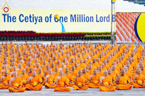 ภาพ No.285191:วันจันทร์ที่ 15 ธันวาคม พ.ศ.2568  บันทึกภาพหมู่ประวัติศาสตร์ โครงการบรรพชาอุปสมบทหมู่  รุ่นบูชาธรรมมหาปูชนียาจารย์ ประจำปี 2568 ณ ลานธรรมมหาธรรมกายเจดีย์ วัดพระธรรมกาย