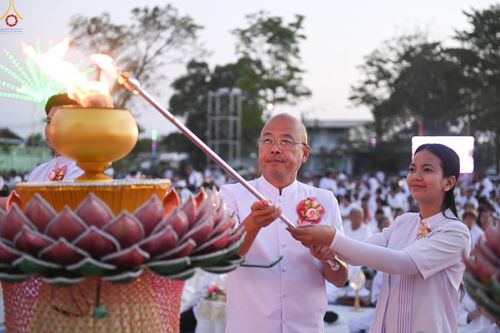 ภาพ No.294037:วันที่ 13 มกราคม พ.ศ. 2569 พิธีจุดประทีปถวายเป็นพุทธบูชา และบูชาธรรมมหาปูชนียาจารย์  (ภาพชุดที่ 2) ณ วัดสองพี่น้อง ต.ต้นตาล อ.สองพี่น้อง จ.สุพรรณบุรี ในโครงการธรรมยาตรา กตัญญูบูชา มหาปูชนียาจารย์ พระมงคลเทพมุนี(สด จนฺทสโร) พระผู้ปราบมาร อนุสรณ์สถาน 7 แห่