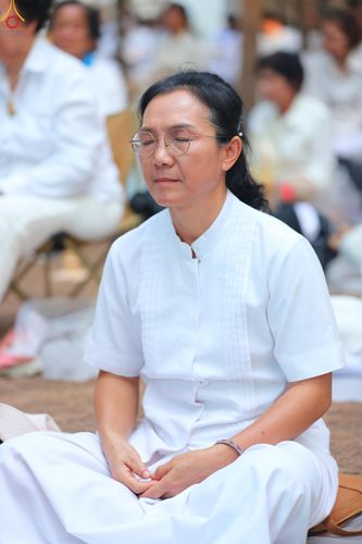 ภาพ No.290023:วันที่ 6 มกราคม พ.ศ. 2569 พิธีจุดประทีปถวายเป็นพุทธบูชา และบูชาธรรมมหาปูชนียาจารย์ (ภาพชุดที่ 2) ณ อนุสรณ์สถานมหาวิหารพระมงคลเทพมุนี (โลตัสแลนด์) อ.สองพี่น้อง จ.สุพรรณบุรี ในโครงการธรรมยาตรา กตัญญูบูชา มหาปูชนียาจารย์ พระมงคลเทพมุนี(สด จนฺทสโร) พระผู้ปรา