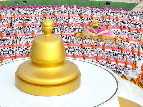 ภาพ No.302651:วันที่ 24 มกราคม พ.ศ. 2569 พิธีตักบาตรพระธรรมยาตรา(ภาพชุดที่ 2) ณ อนุสรณ์สถานลำดับที่ 5 สถานที่เผยแผ่วิชชาธรรมกายครั้งแรก อนุสรณ์สถานบางปลา วัดบางปลา อำเภอบางเลน จังหวัดนครปฐม ในโครงการธรรมยาตรา กตัญญูบูชา มหาปูชนียาจารย์ พระมงคลเทพมุนี(สด จนฺทสโร) พระผู